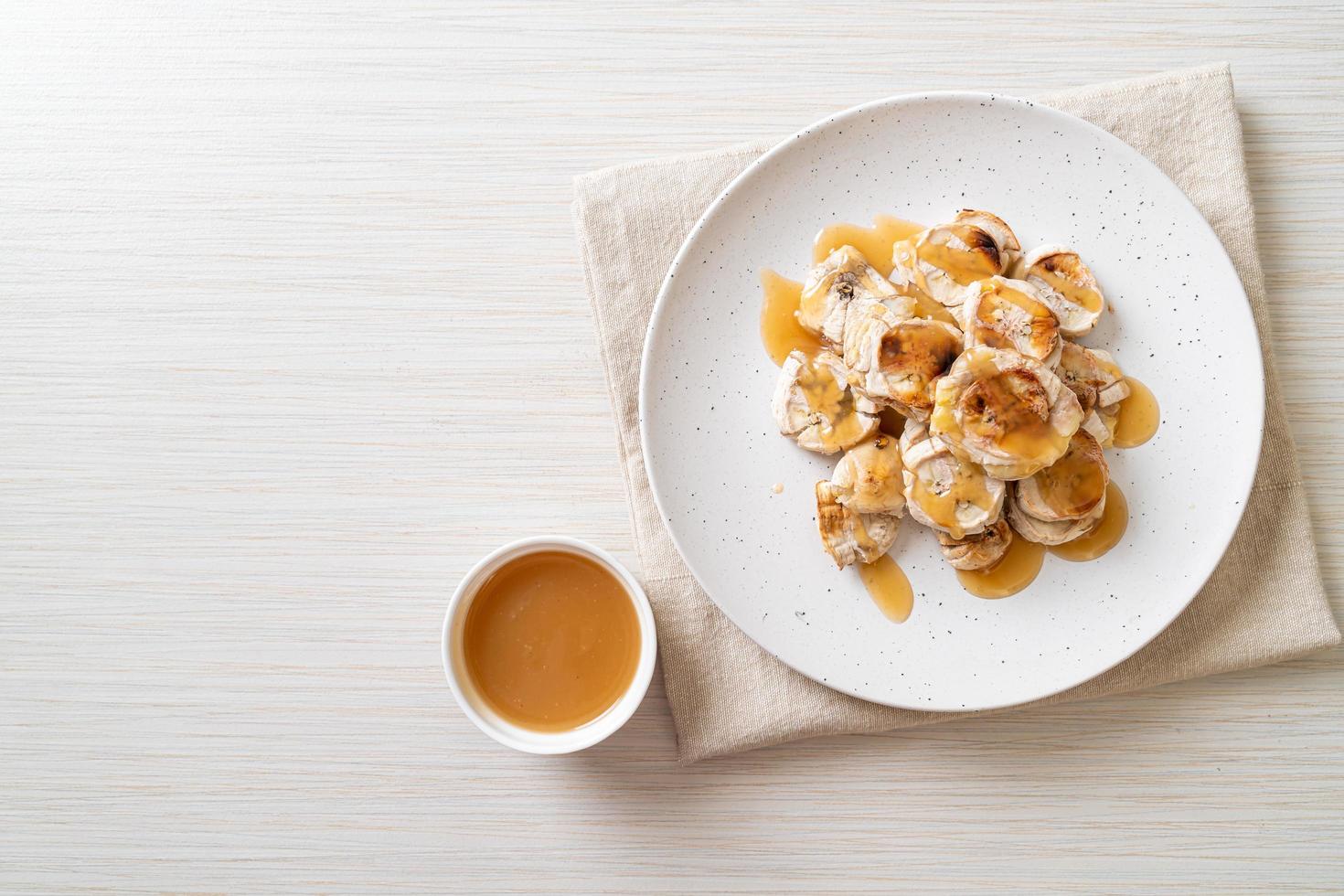 grigliate di banana con salsa al caramello foto