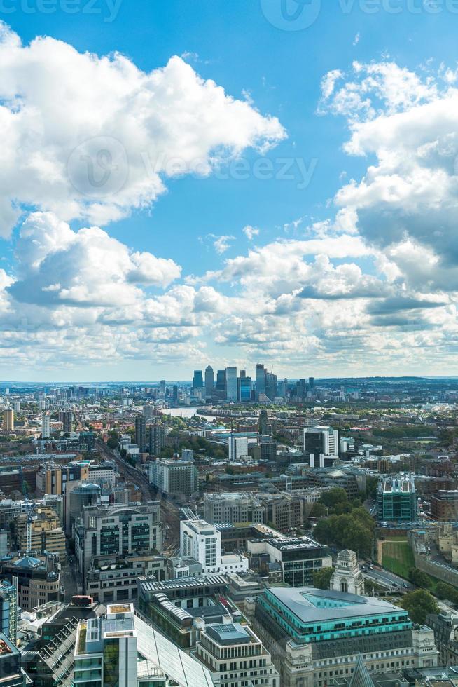 vista aerea della città di londra con il fiume tamigi foto