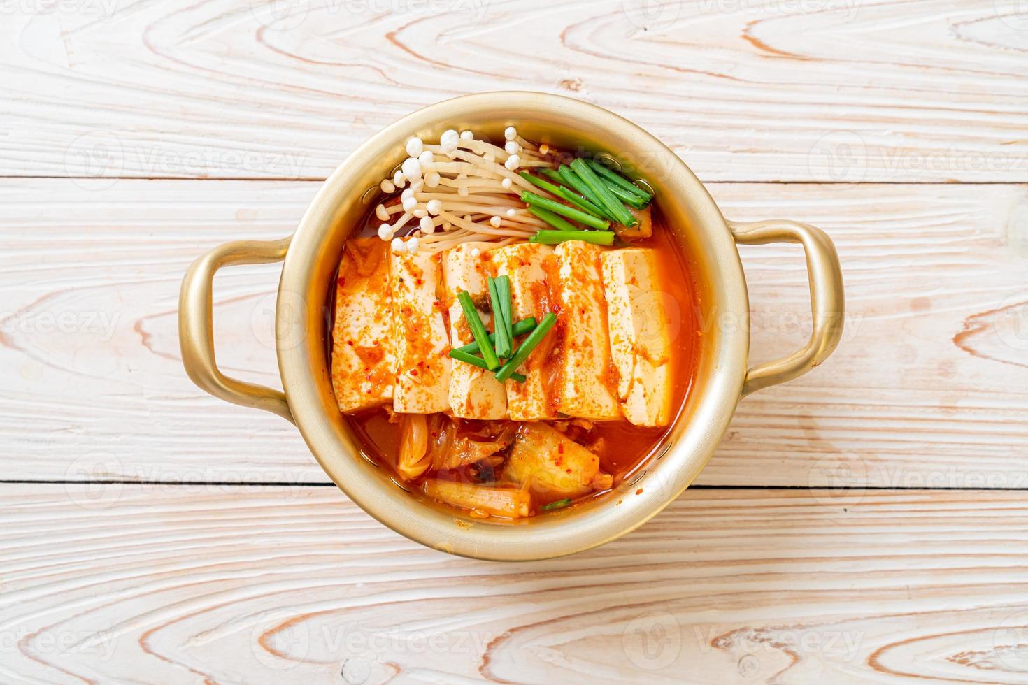 zuppa di kimchi con tofu morbido o stufato di kimchi coreano foto