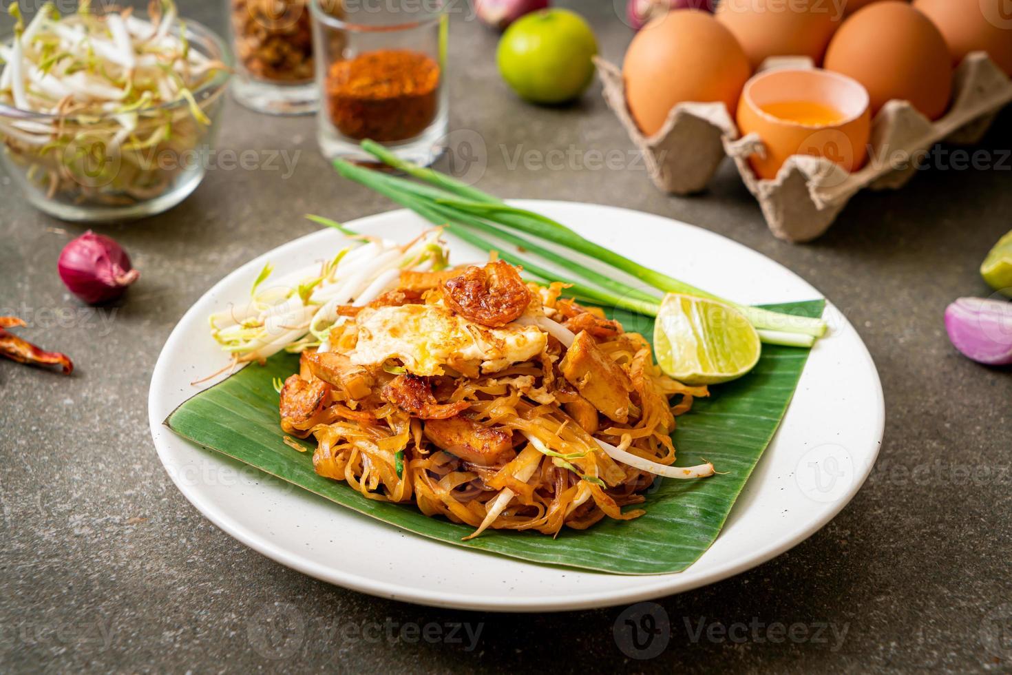 pad thai - spaghetti di riso saltati in padella foto