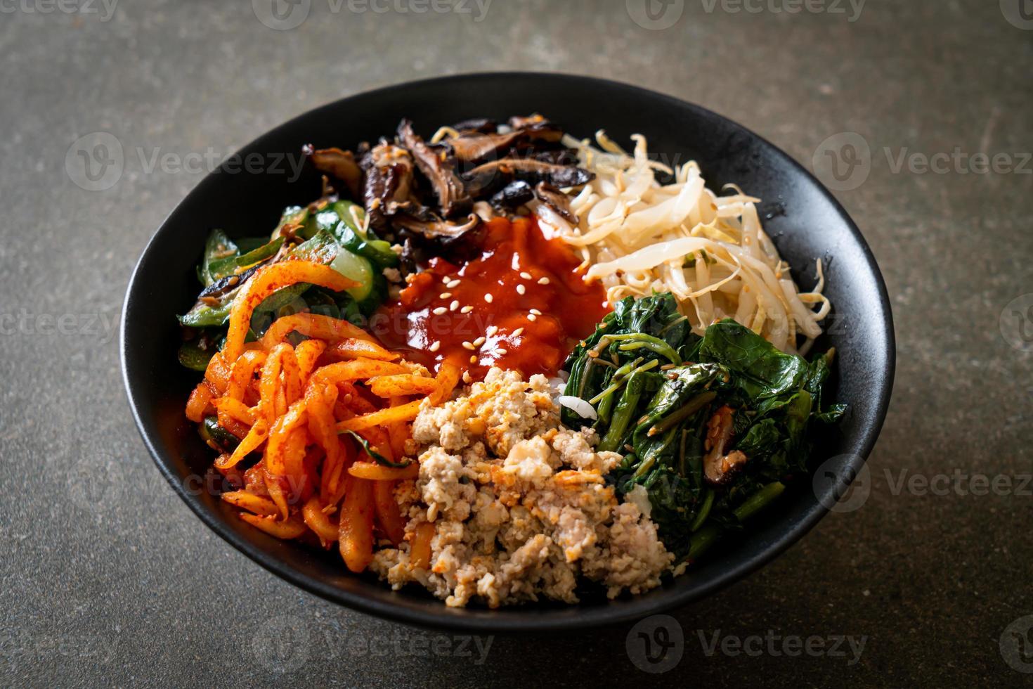 insalata piccante coreana con riso - cibo tradizionalmente coreano, bibimbap foto