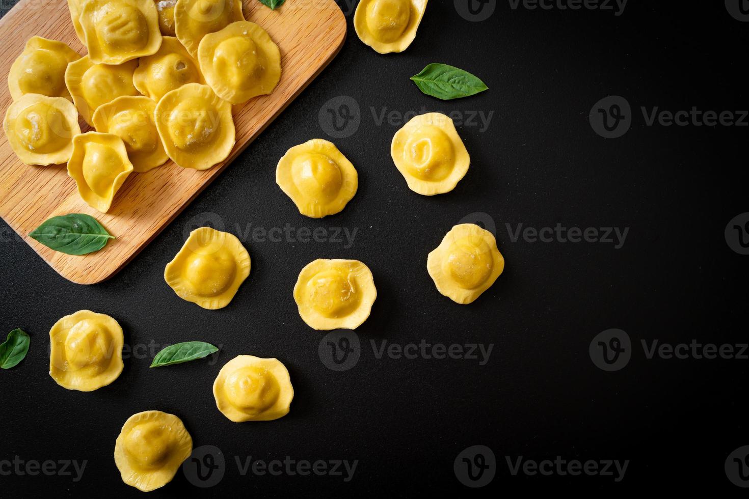 ravioli di pasta tradizionale italiana foto