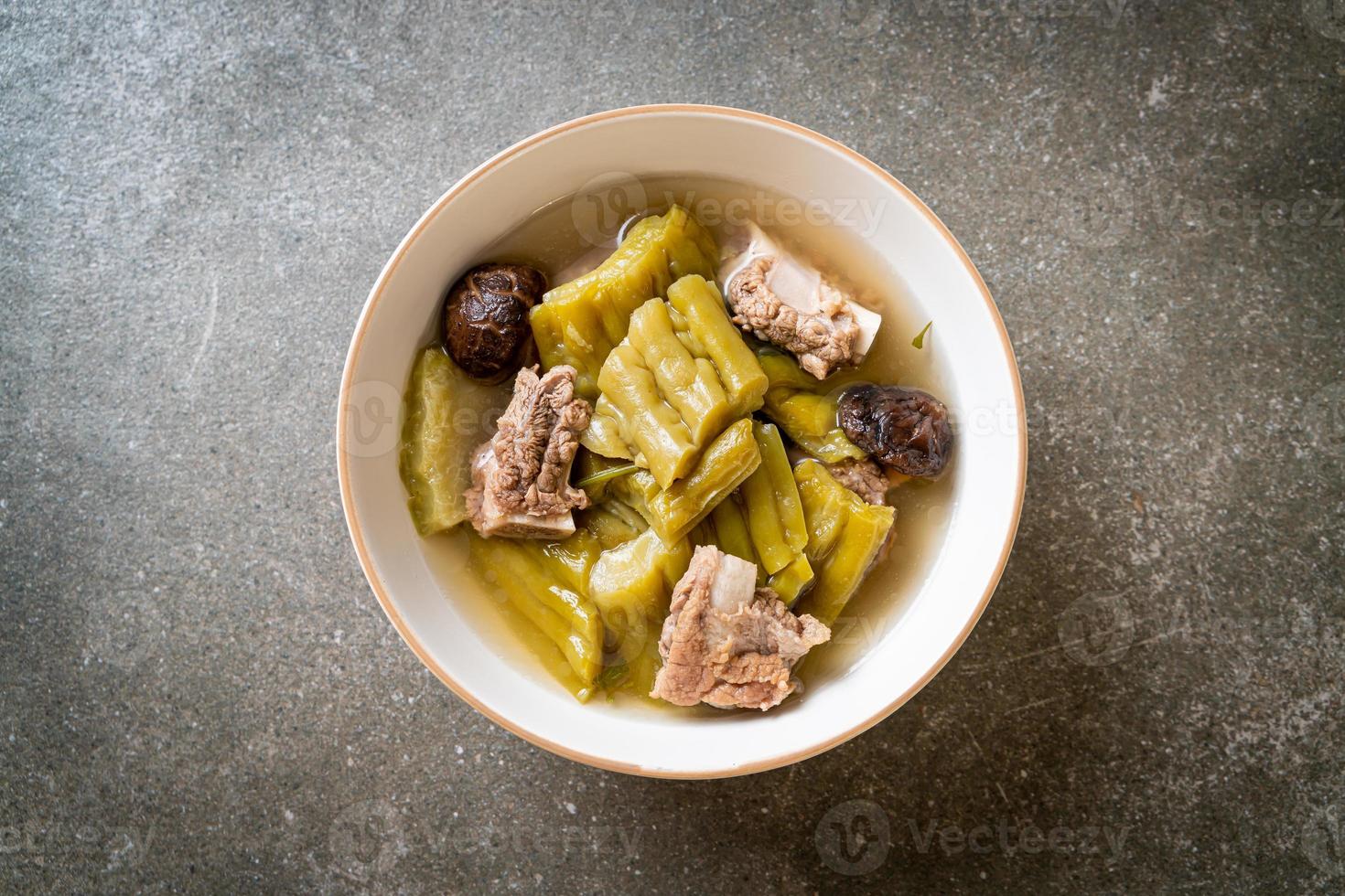 zucca amara con zuppa di costine di maiale foto