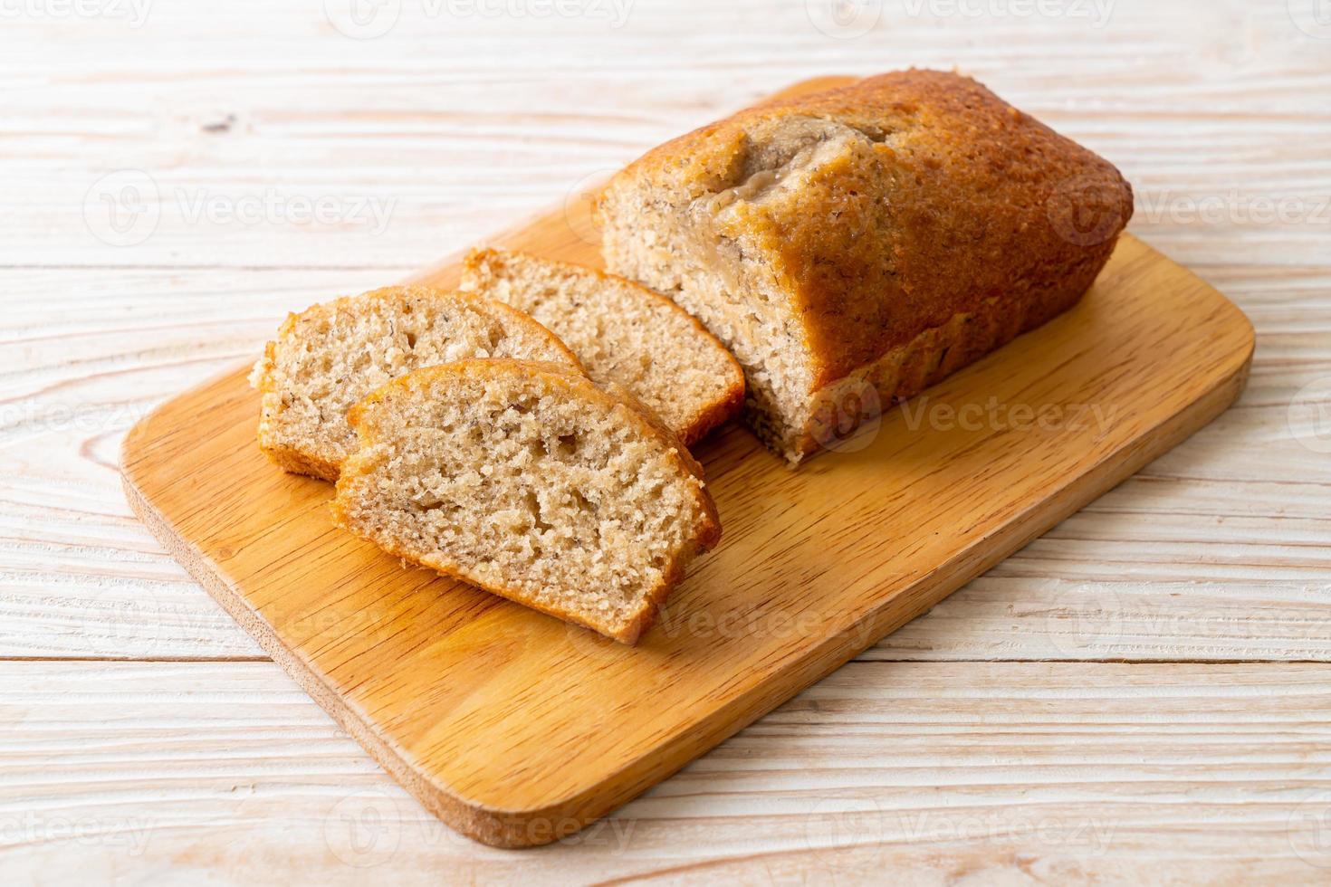 pane alla banana fatto in casa a fette foto