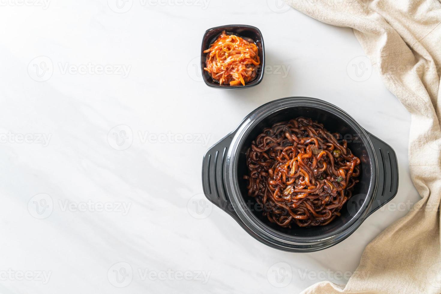 spaghetti neri coreani o spaghetti istantanei con salsa chajung arrosto foto