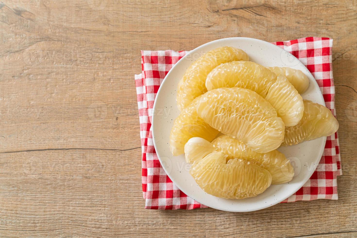 pomelo fresco sbucciato, pompelmo o shaddock foto