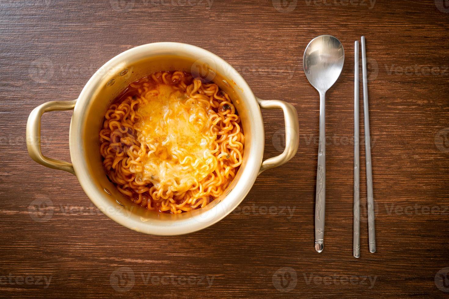 noodle istantanei piccanti coreani con formaggio foto