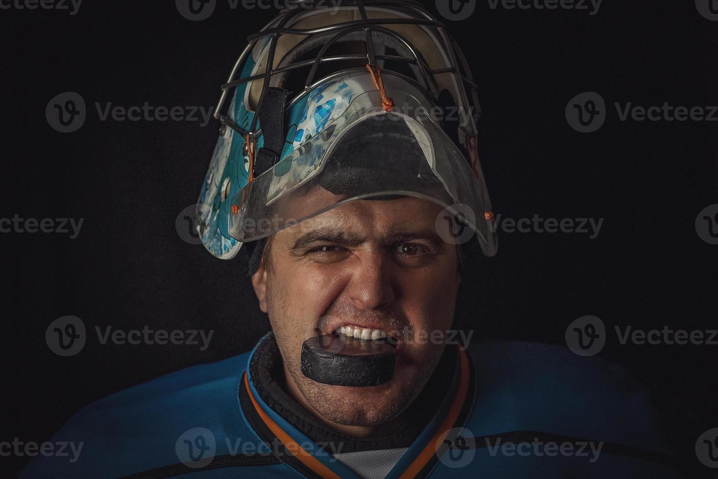 il portiere di hockey sta al cancello per una partita di street hockey foto