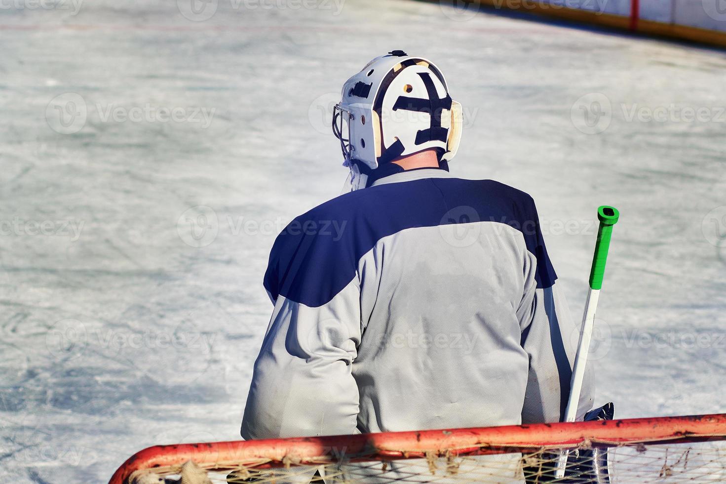 il portiere di hockey sta al cancello per una partita di street hockey foto