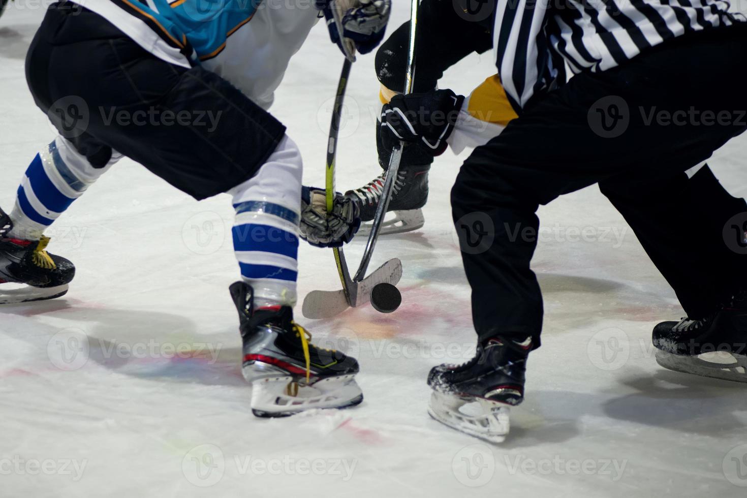 i giocatori di hockey su ghiaccio giocano a hockey su ghiaccio foto