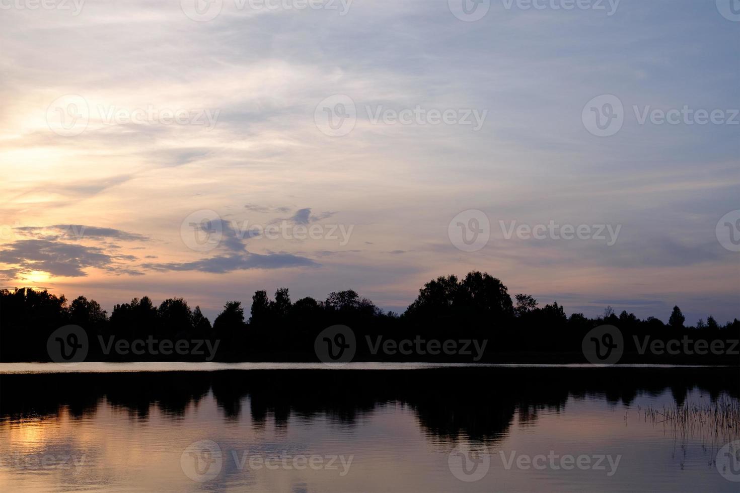 lago sereno al tramonto foto
