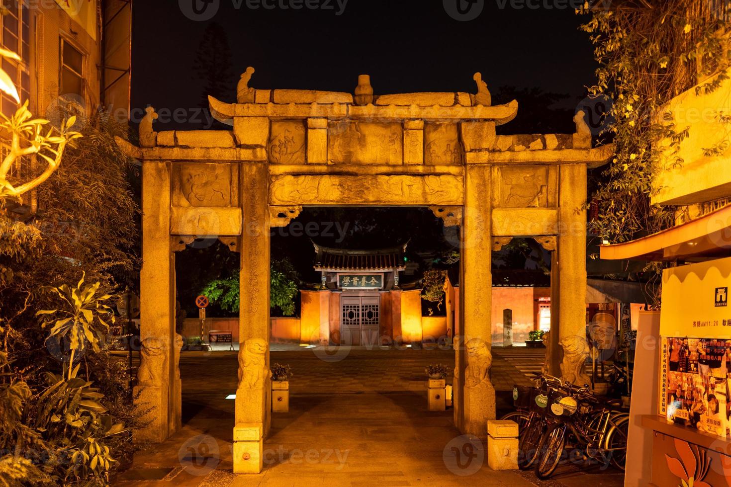 un cancello per un tempio a tainan di notte a taiwan foto