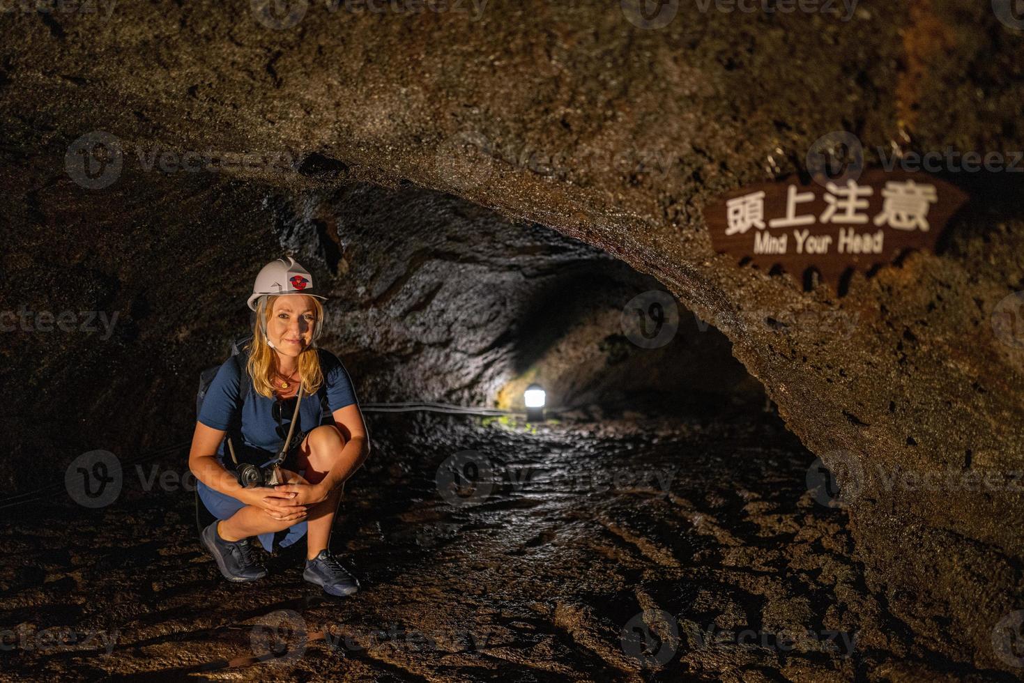 la grotta dei pipistrelli kawaguchiko in giappone foto