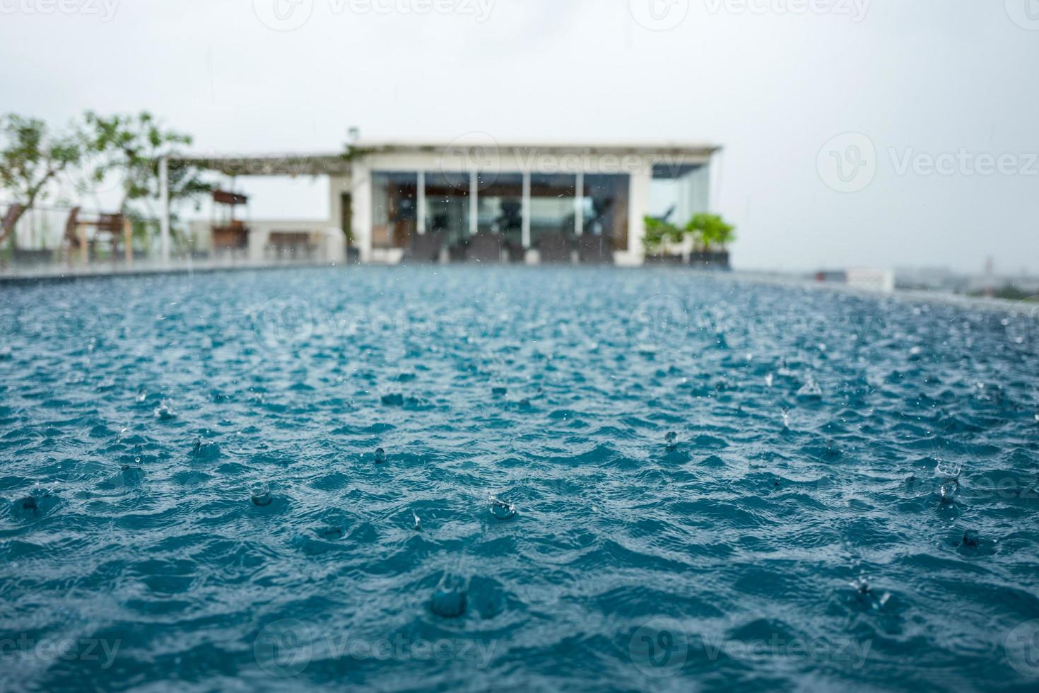 piscina a Yogyakarta durante la pioggia foto