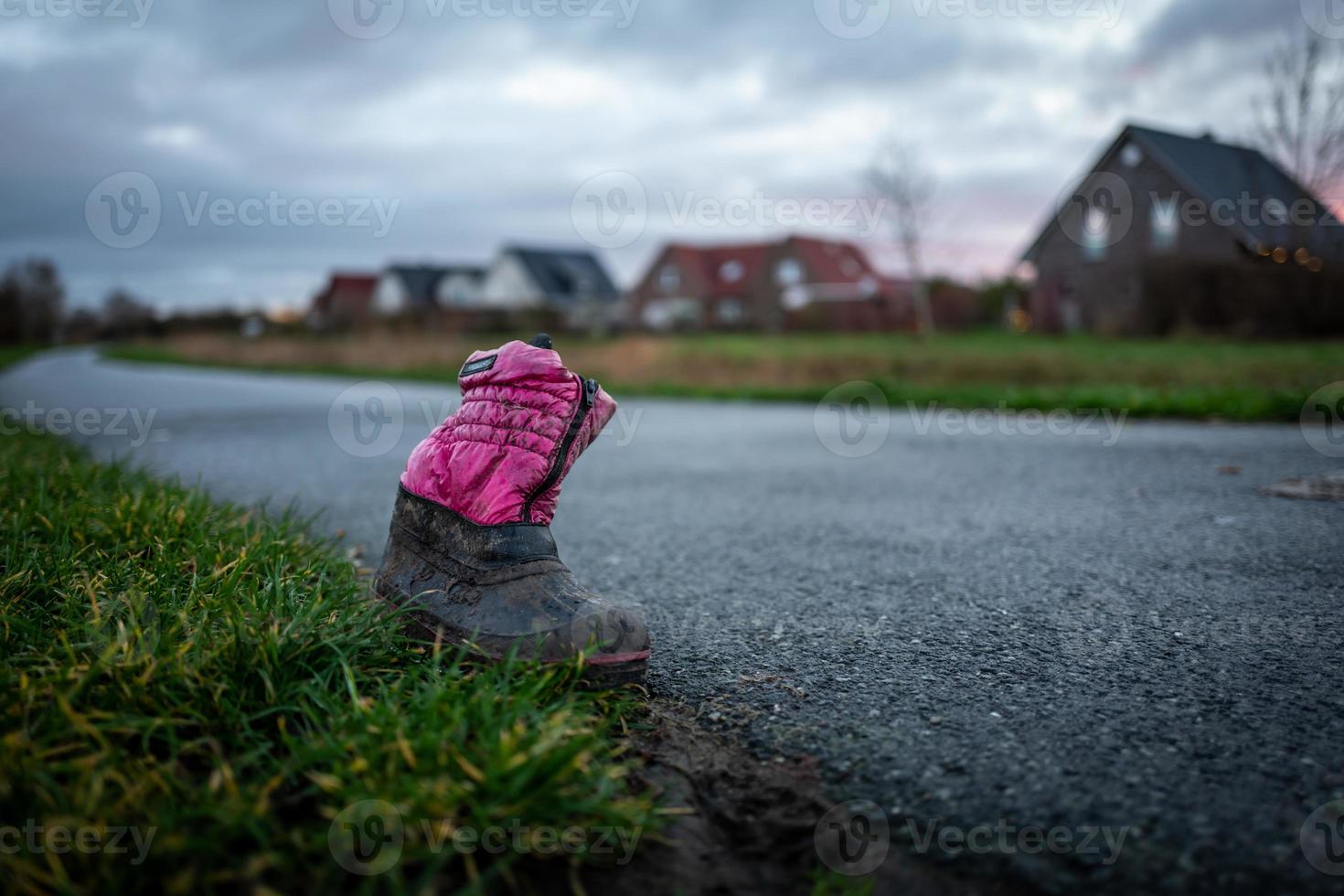 una vecchia scarpa per bambini a wilhelmshaven in germania foto