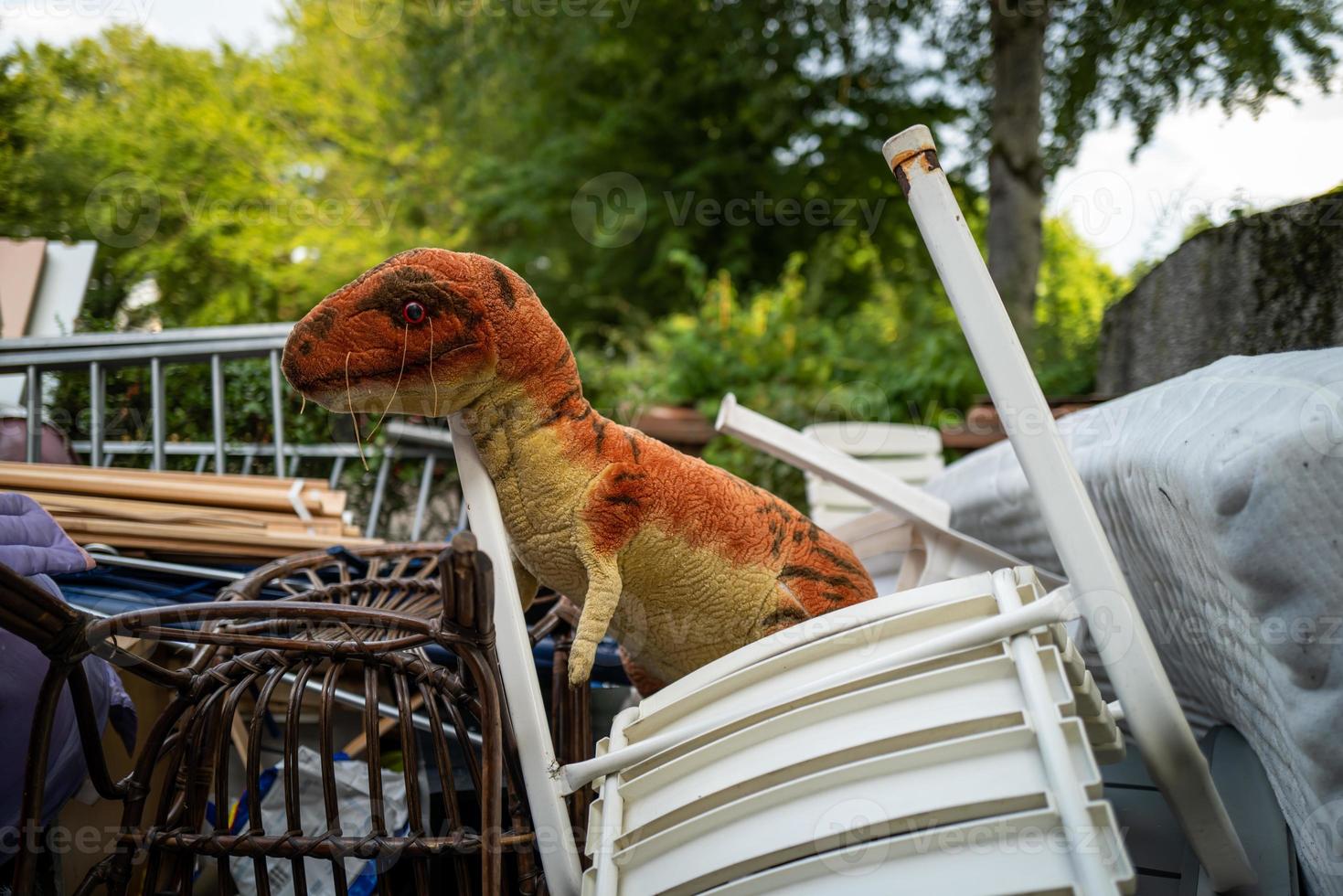 un vecchio giocattolo di dinosauro abbandonato foto