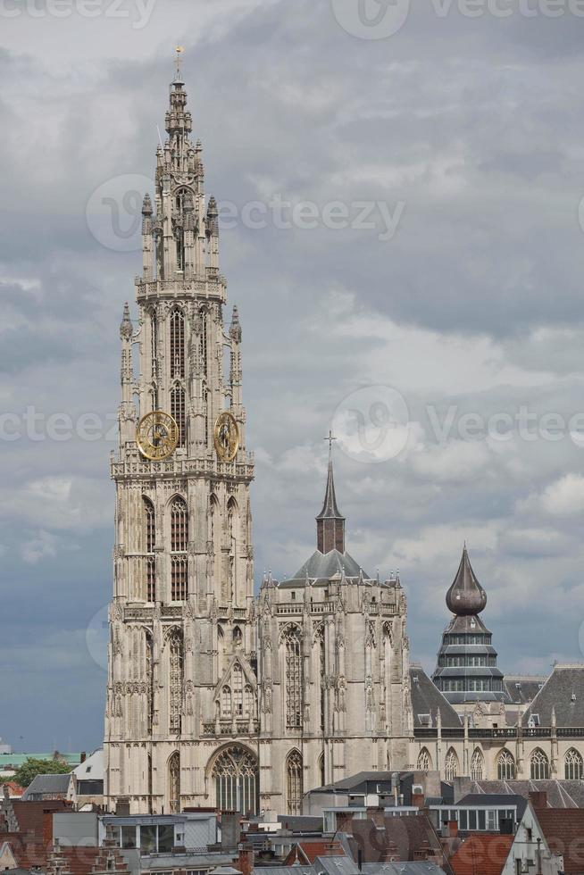 paesaggio urbano e una cattedrale di nostra signora ad anversa, belgio foto