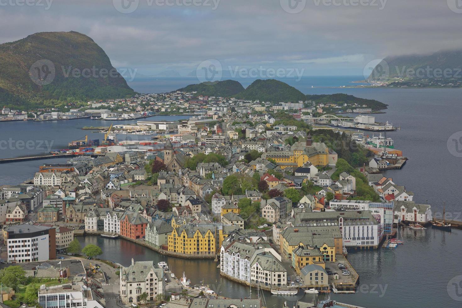 vista della città portuale di alesund, norvegia foto