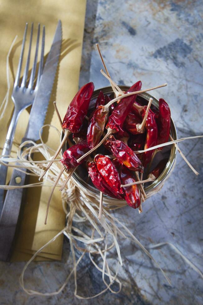 un' ciotola di rosso chili peperoni su un' tavolo foto