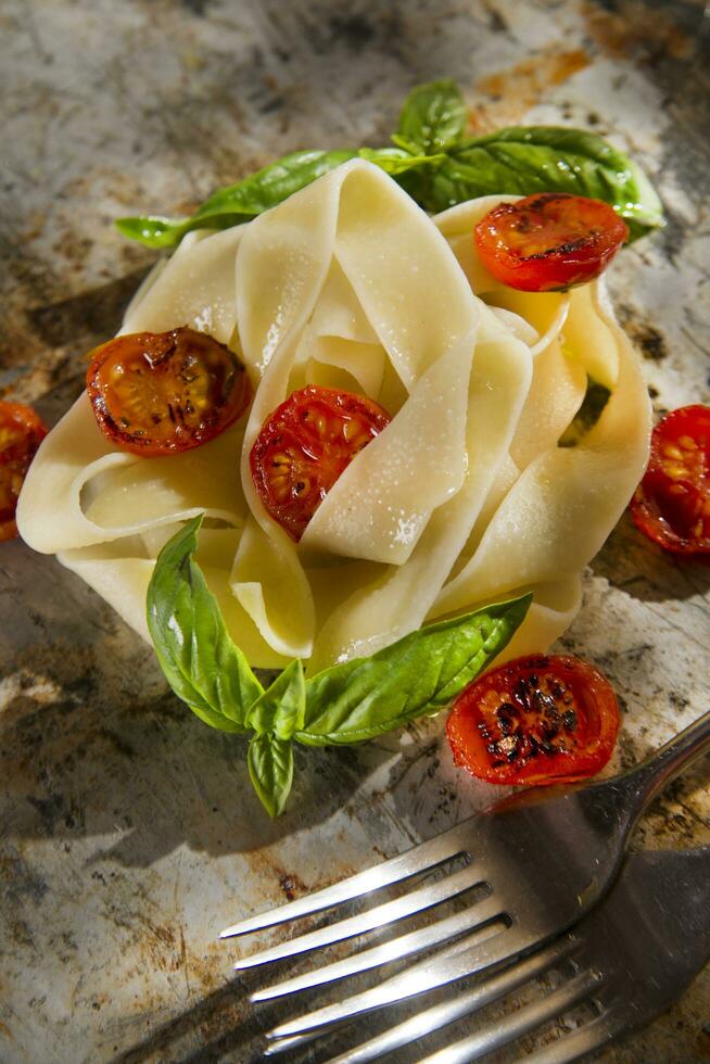 nido di pasta con basilico e pomodoro foto