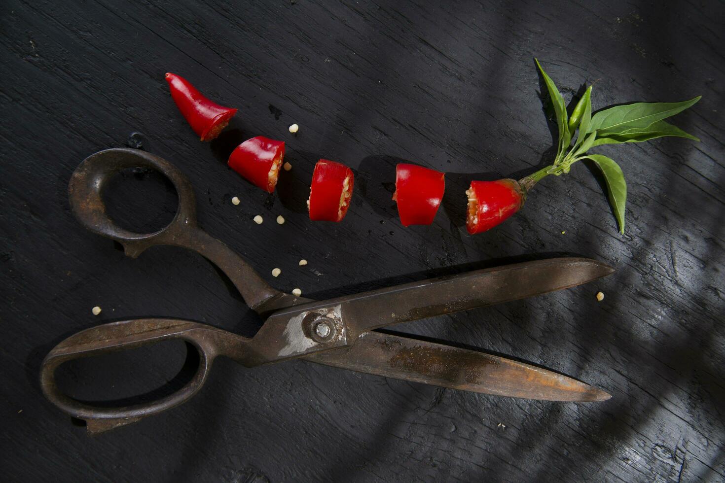 tagliare il peperoncino foto