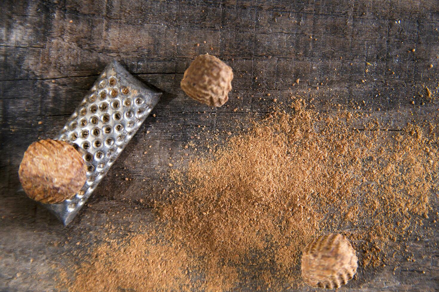 un' grattugia con noccioline su un' di legno superficie foto