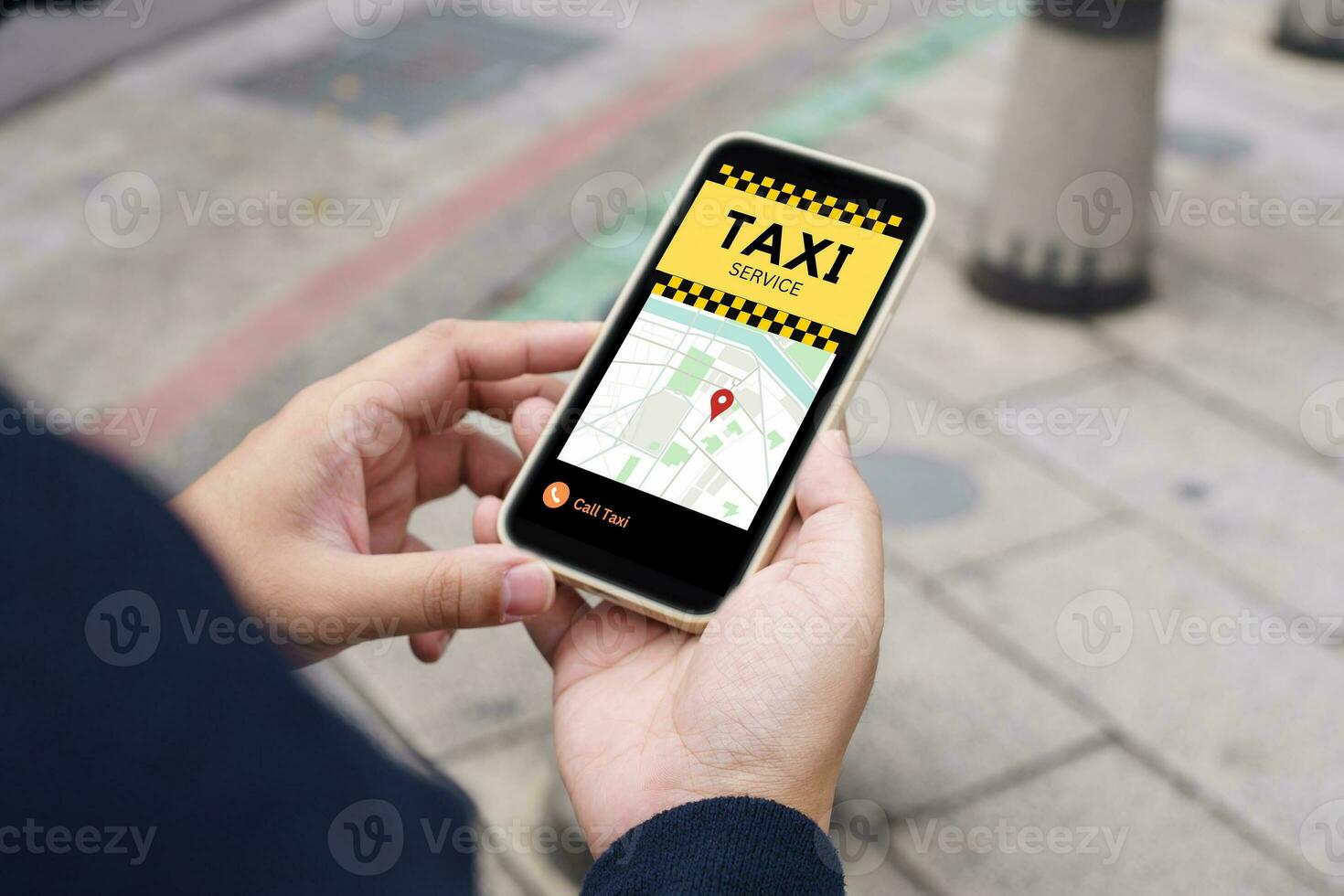 uomo nel centro città strada ordinazione Taxi utilizzando inteligente Telefono App prenotazione Taxi utilizzando applicazione in linea su inteligente Telefono foto