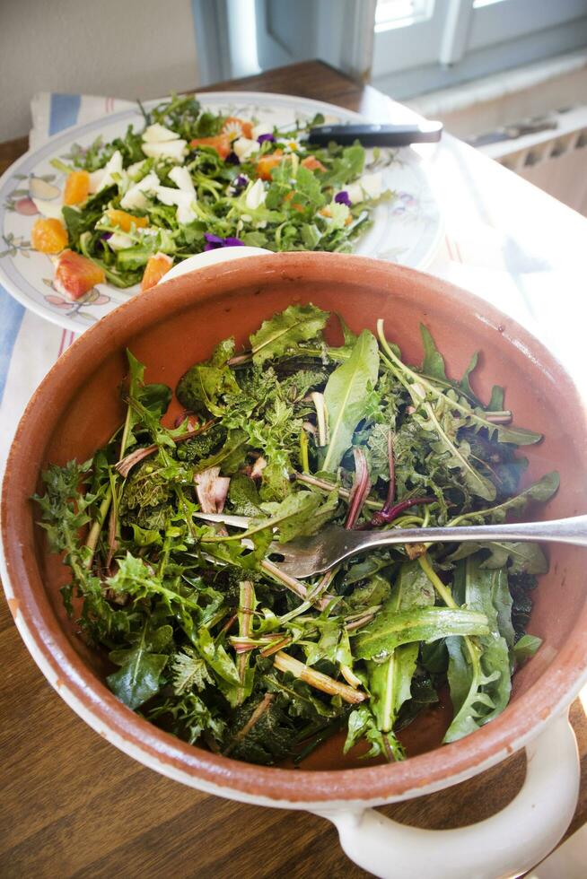 un' ciotola di insalata su un' tavolo foto