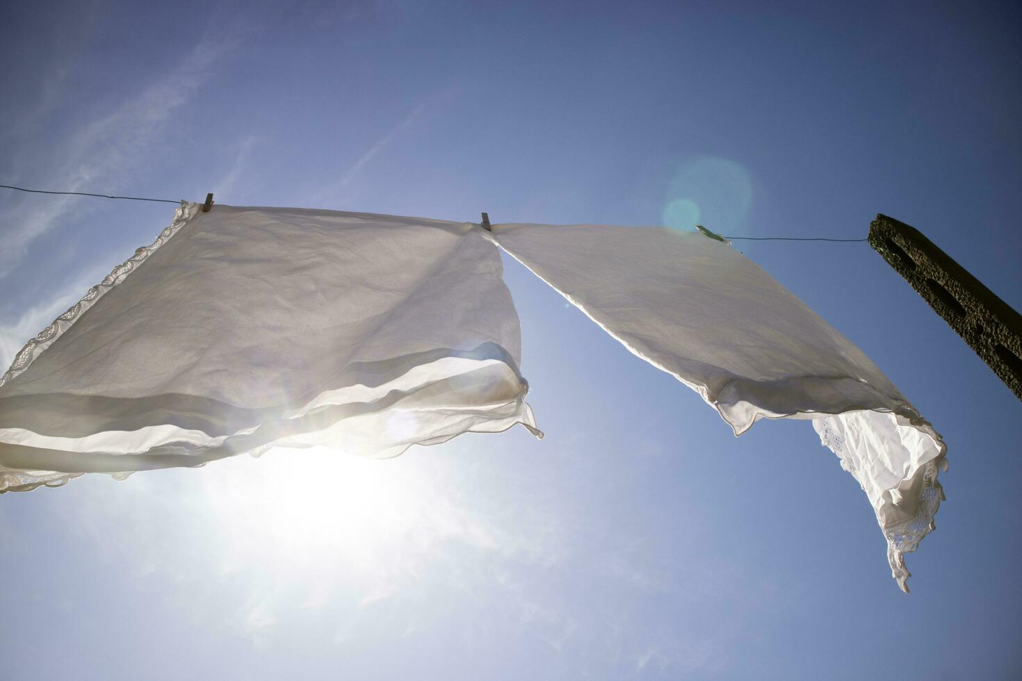 Casa biancheria sospeso su nel il sole foto