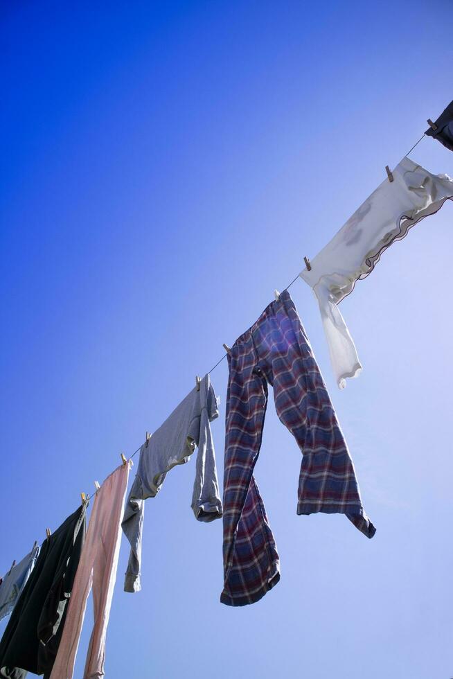 lavanderia sospeso su nel il sole foto