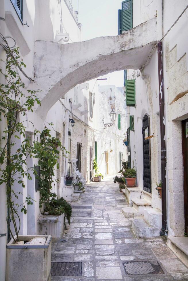 il bianca strade di ostuni nel salento puglia foto