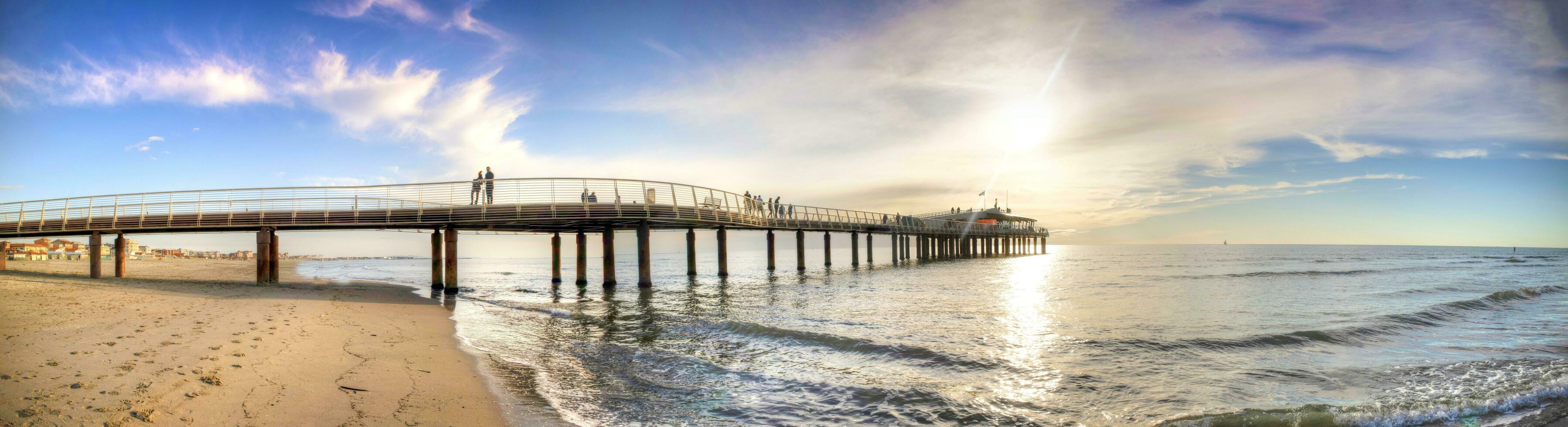 panoramico Visualizza di il molo di lido di camaiore foto