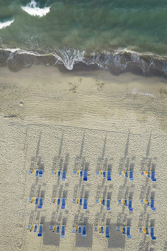 il attrezzata spiaggia di viareggio visto a partire dal sopra foto