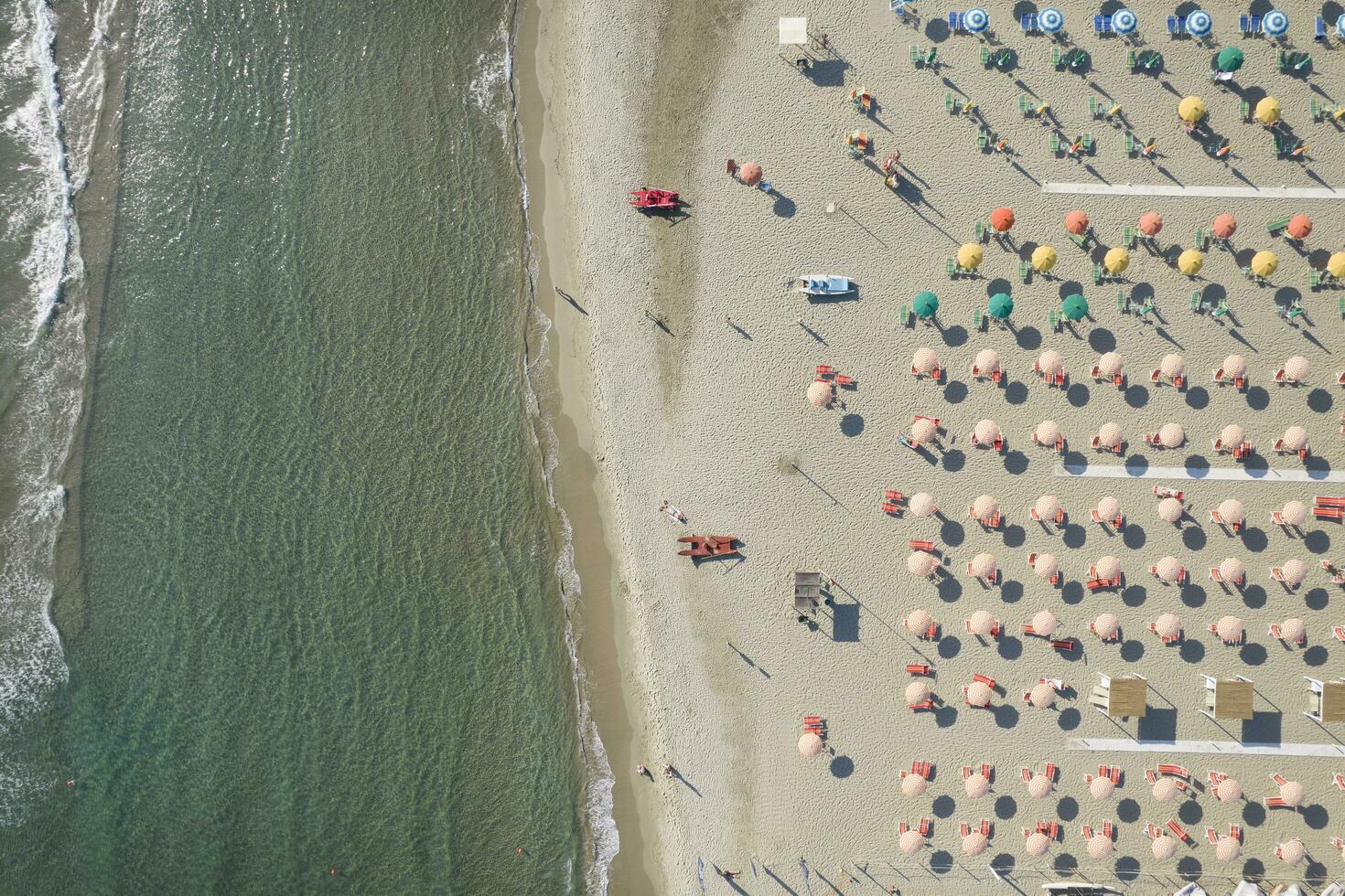 il attrezzata spiaggia di lido di camaiore visto a partire dal sopra foto