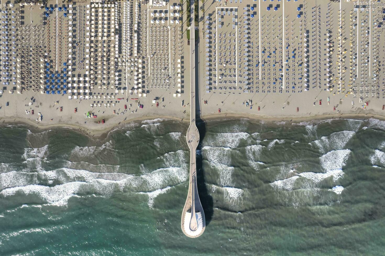aereo Visualizza di il molo di lido di camaiore Italia foto