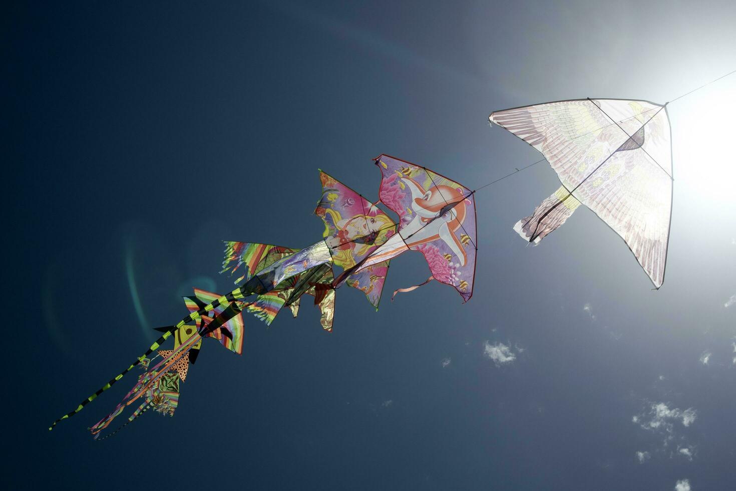 serie di colorato aquiloni volante nel il blu cielo foto