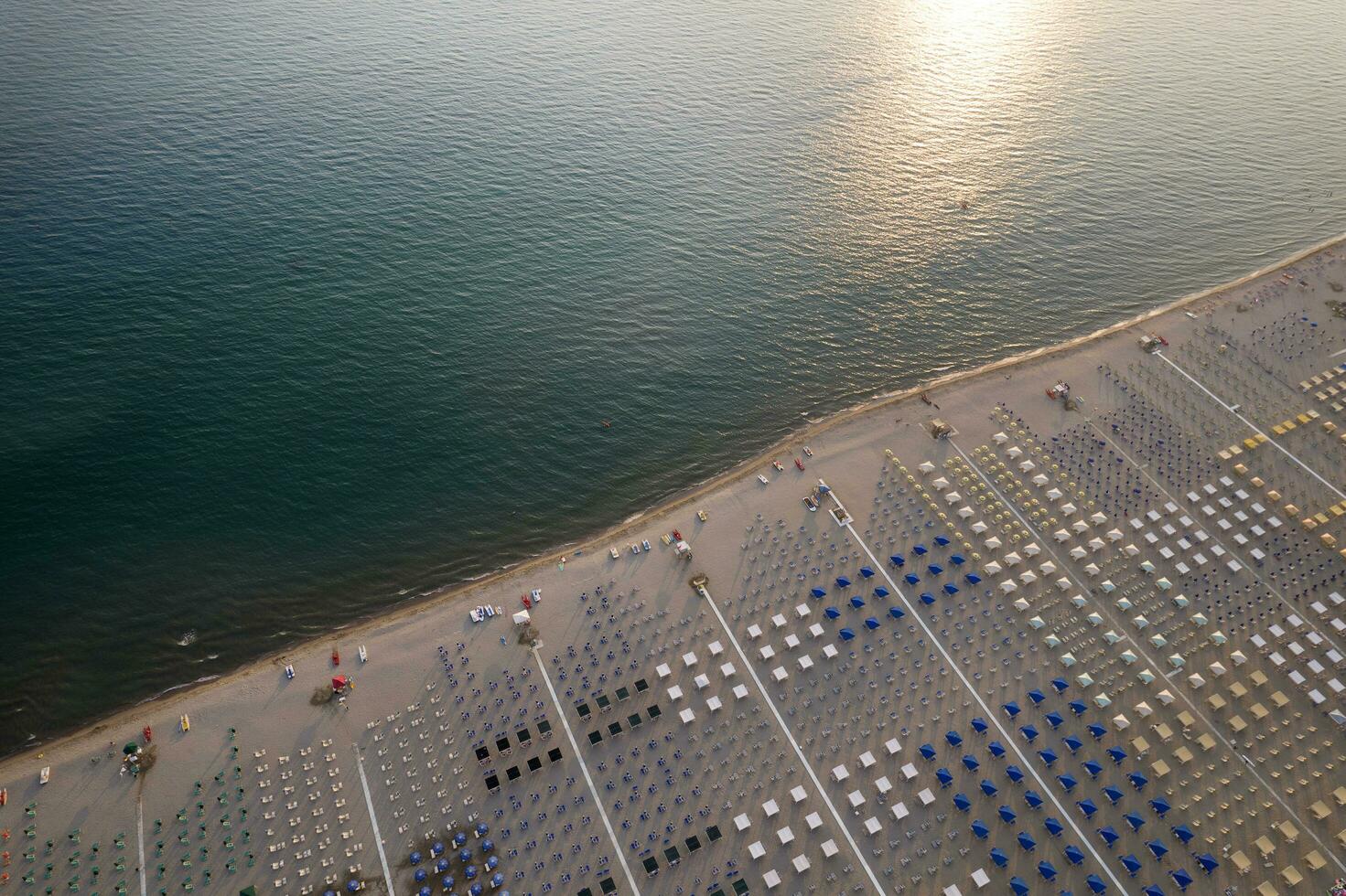 il attrezzata spiaggia di viareggio visto a partire dal sopra foto