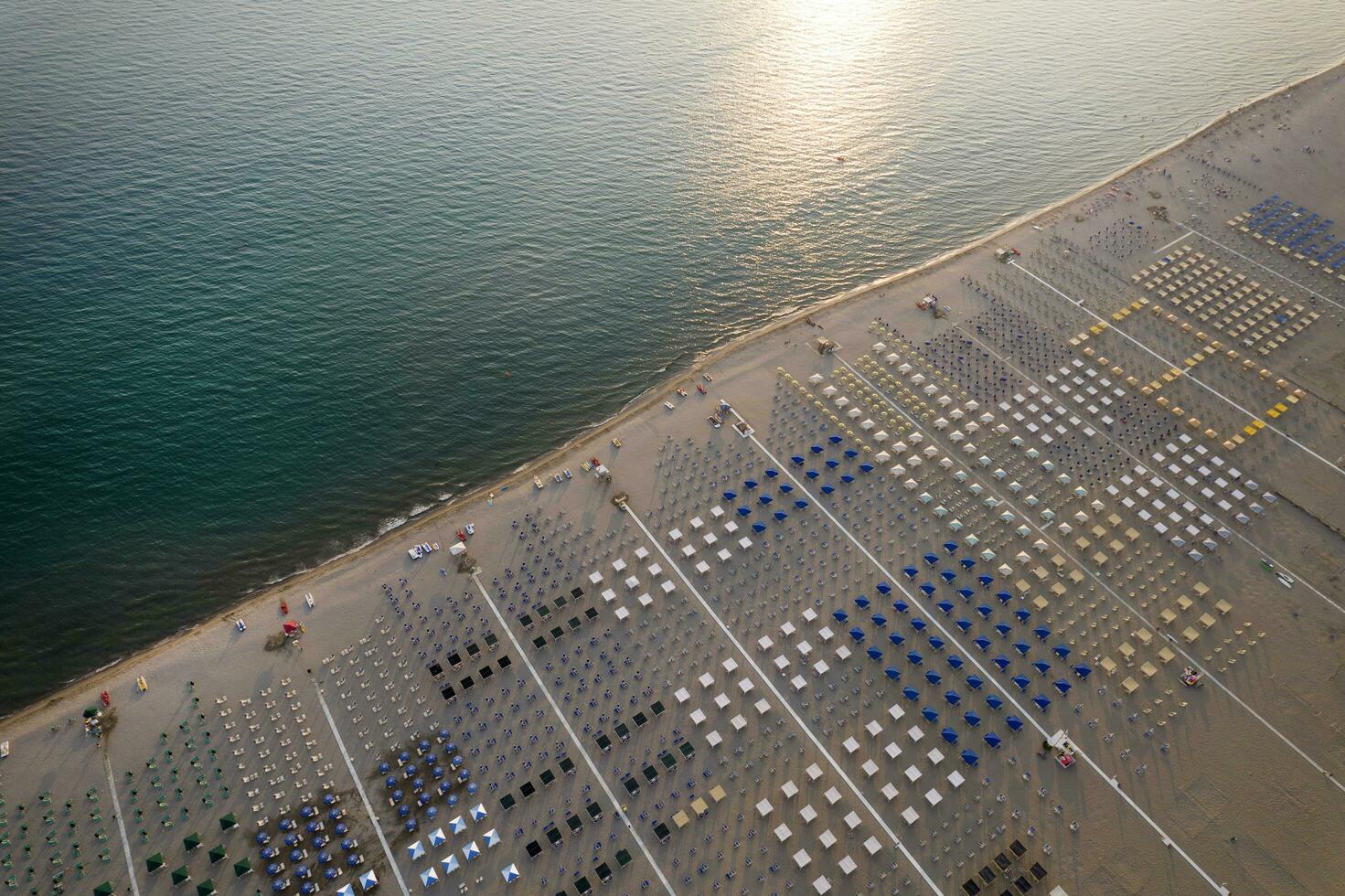 il attrezzata spiaggia di viareggio visto a partire dal sopra foto