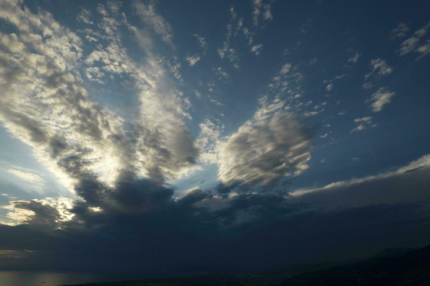 nero nuvole in direzione il fine di il giorno foto