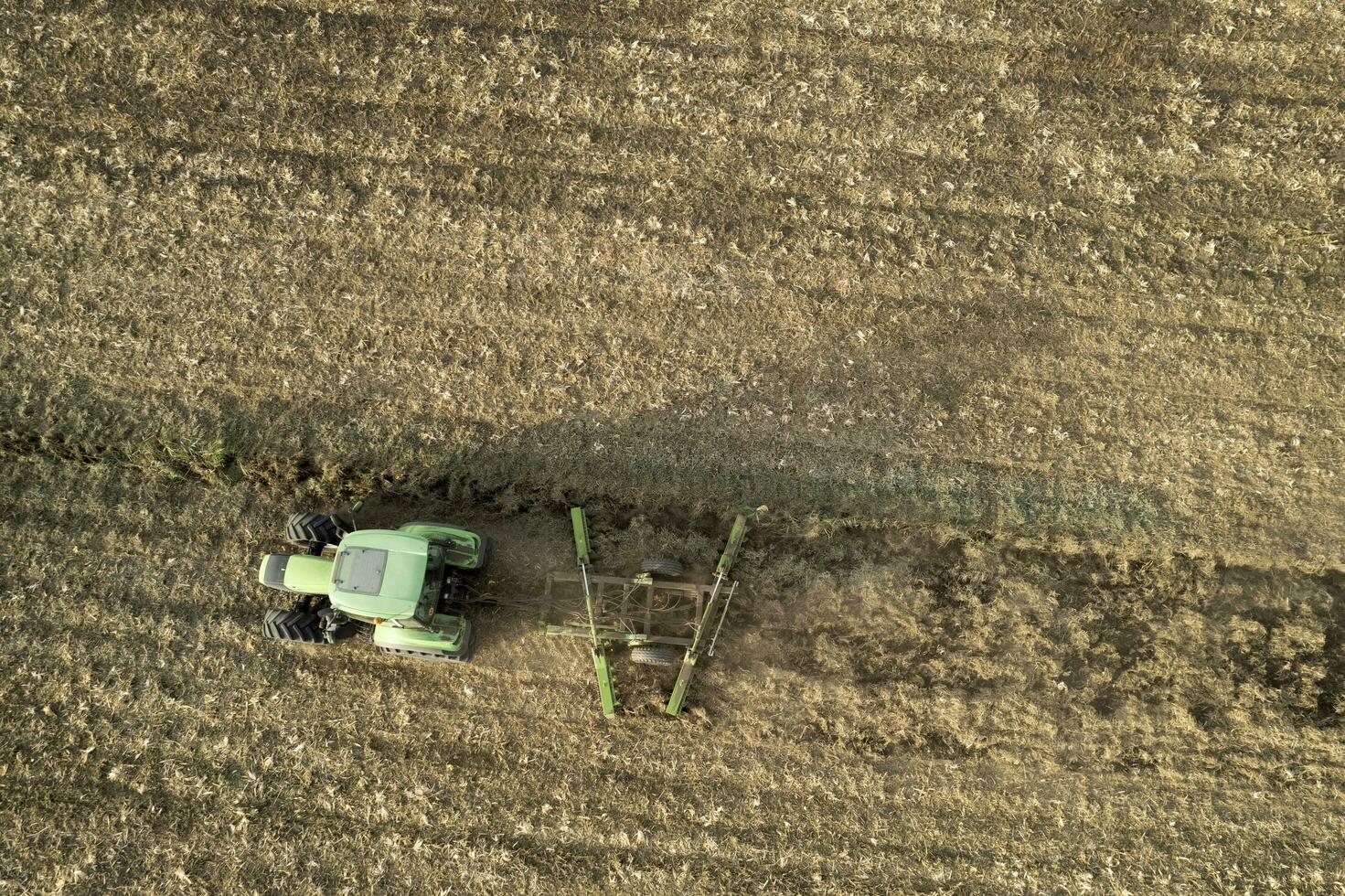 aereo Visualizza di un' trattore a il tempo di inverno suolo preparazione foto