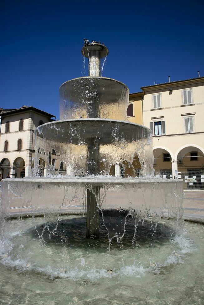 pubblico Fontana nel il piazza di colle val d'elsa Toscana Italia foto