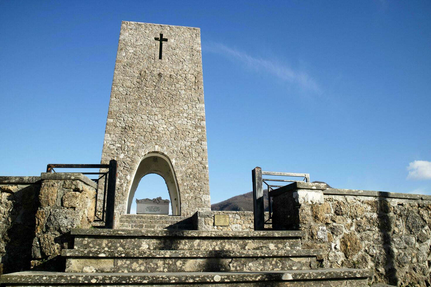 monumento dedito per il memoria di il vittime di il sant Anna di stazzema massacro foto