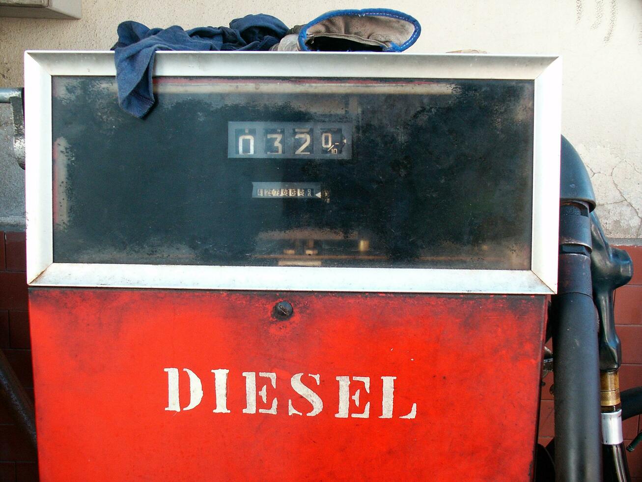 un' rosso e bianca diesel pompa foto