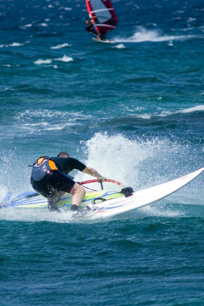 un' uomo windsurf nel il oceano foto