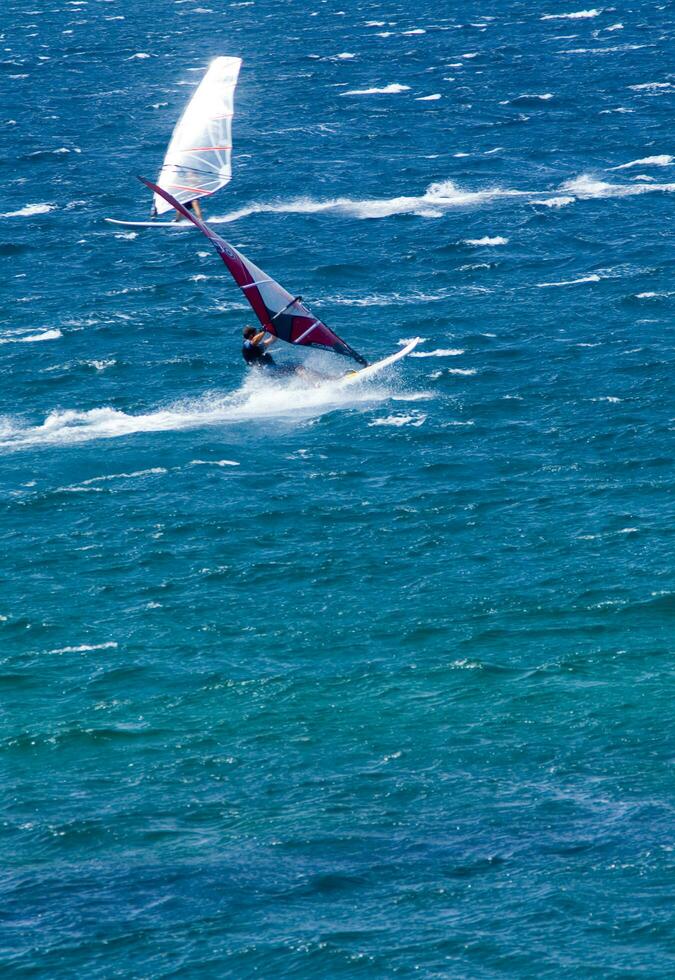 un' uomo windsurf nel il oceano foto