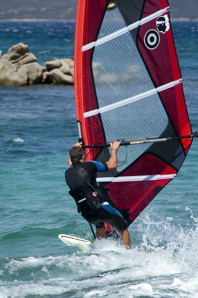 un' uomo windsurf nel il oceano foto