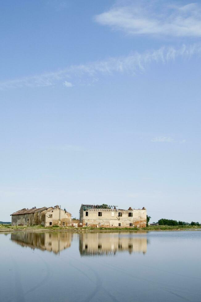 antico aziende agricole nel il riso i campi nel vercelli Italia foto