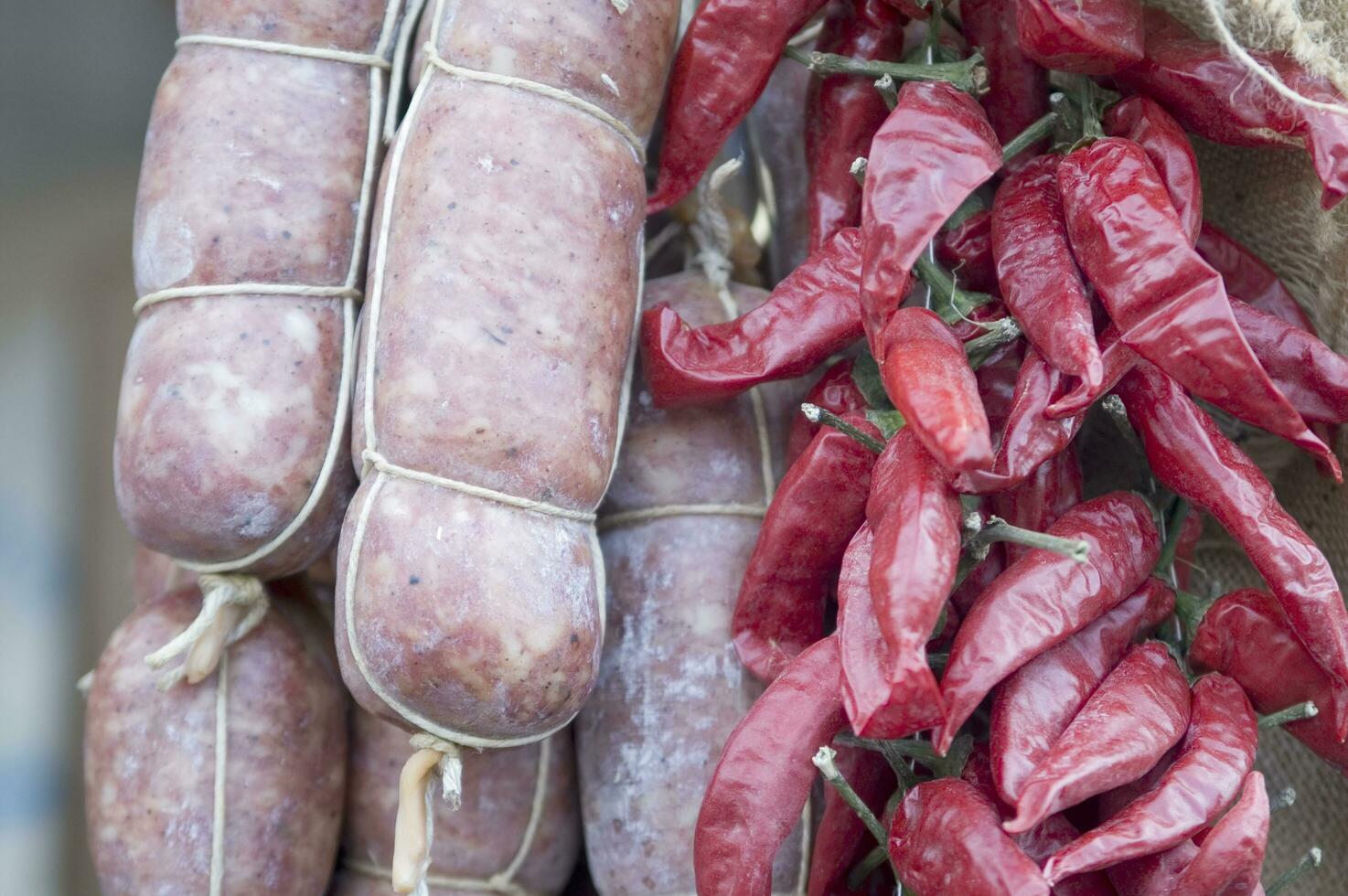 un' mucchio di salsicce avvolto nel corda foto