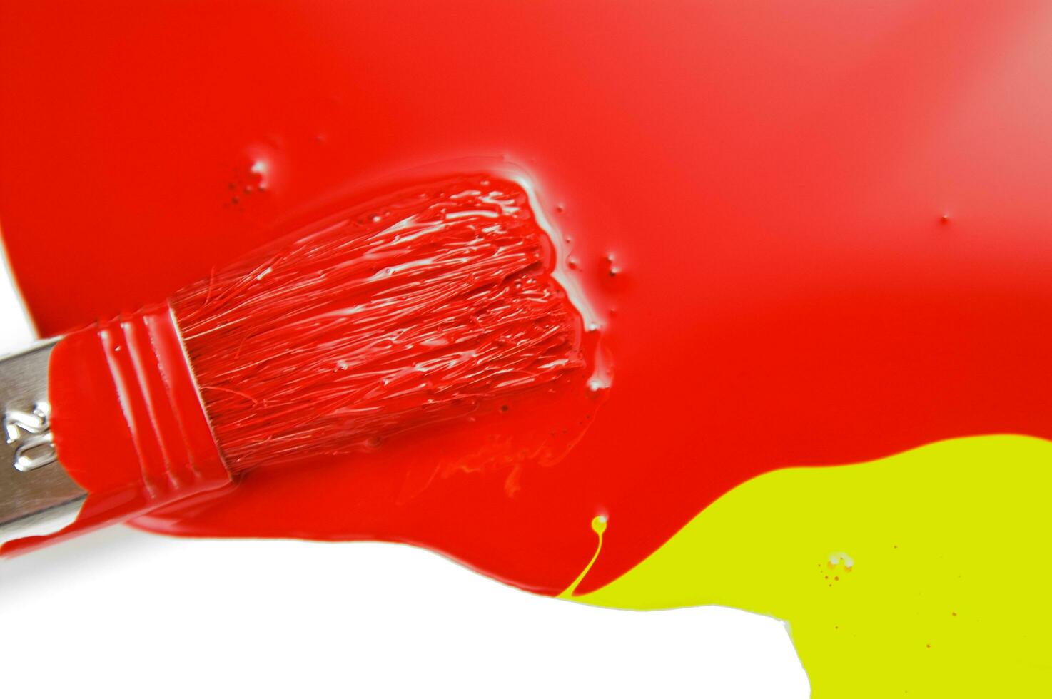 un' rosso, giallo e bianca liquido è essere versato foto