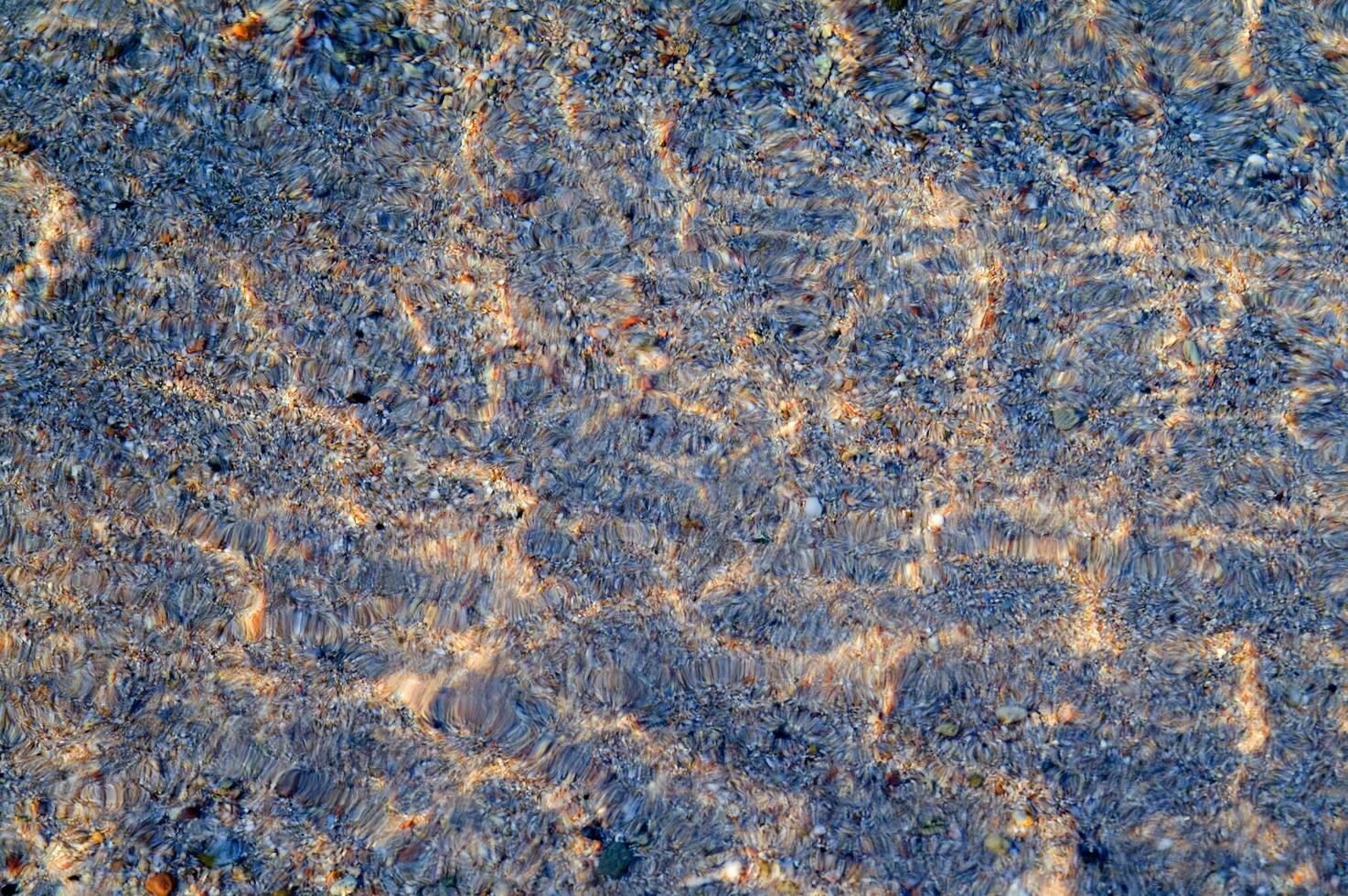 il acqua è chiaro e blu con sabbia foto